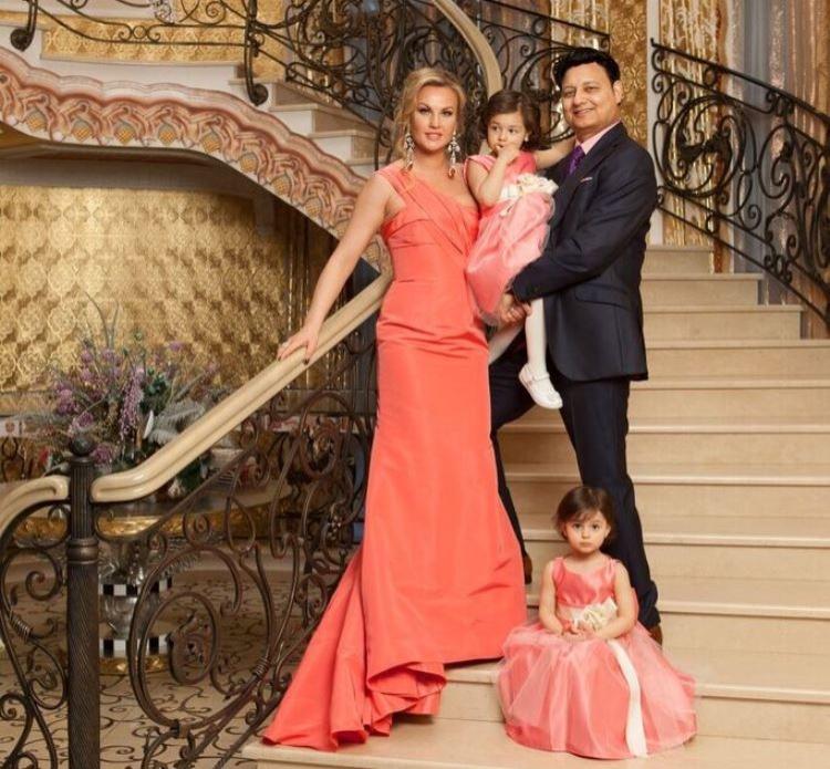 Камалия с мужем и дочерьми