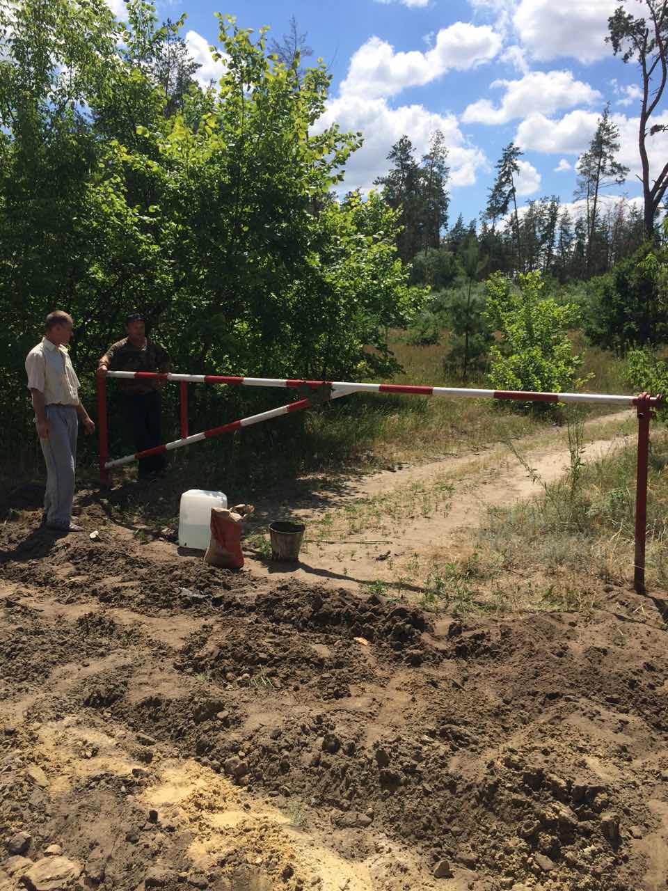 В лесах Луганщины устанавливают заградительные шлагбаумы