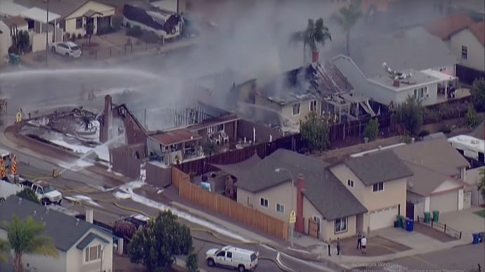 В Калифорнии самолет упал на жилой район: разрушены дома, есть жертвы