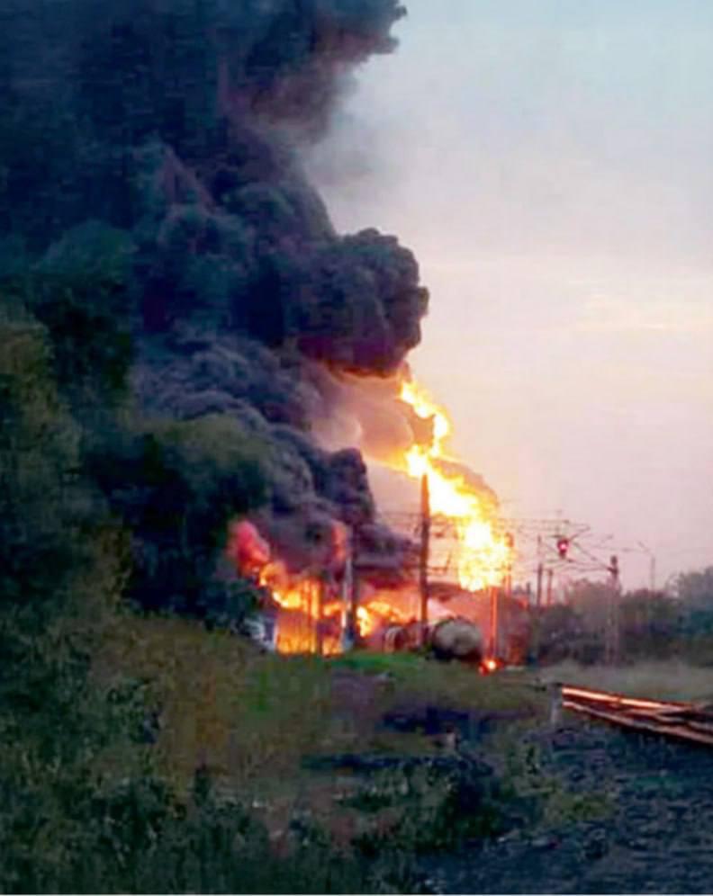 В Джанкое горит поезд с топливом