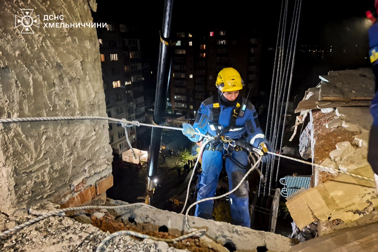Последствия взрыва в многоквартирном доме в Хмельницком