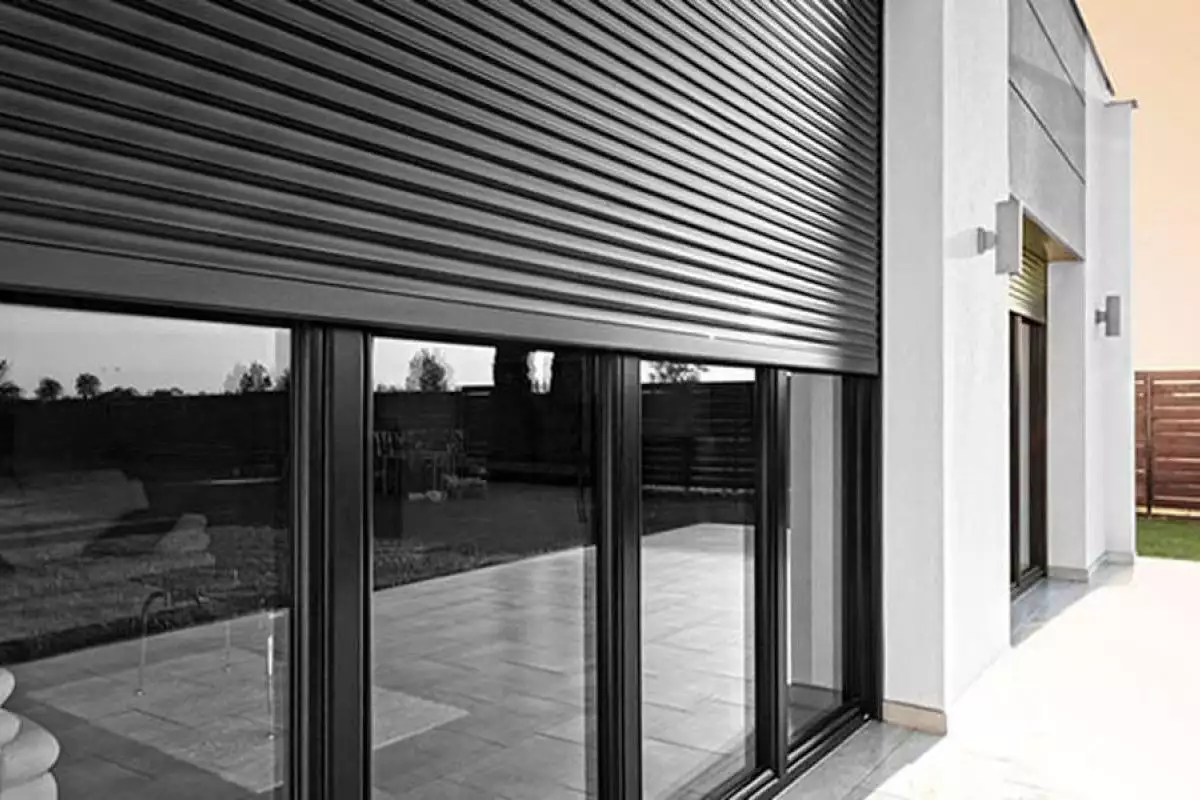 Защитные ролеты на окна: какие выбрать, как ухаживать?