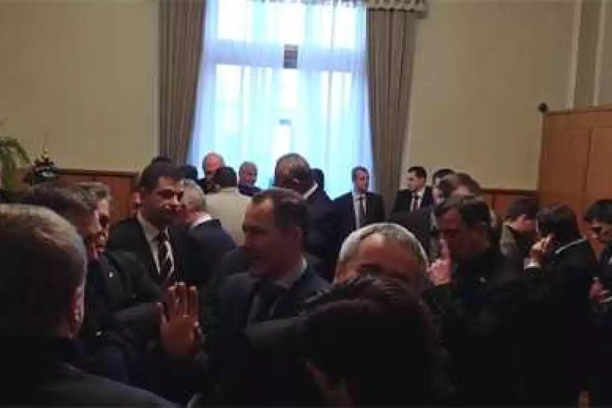 Оппозиция заблокировала спикера Верховной Рады в его приемной. Назревает драка Оппозиция заблокировала спикера Верховной Рады в его приемной. Назревает драка