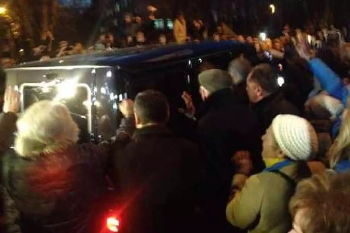 Тимошенко вывели из больницы в бронежилете