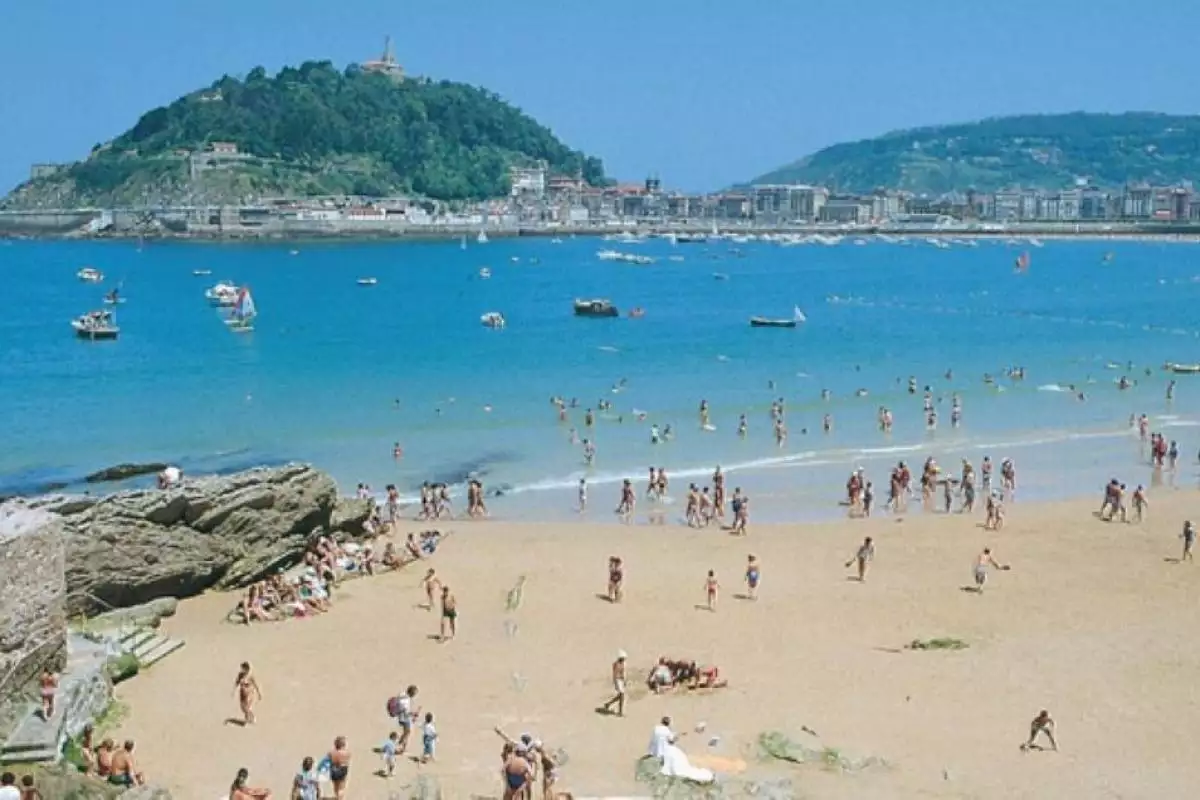 В Барселоне эвакуировали один самых популярных пляжей из-за бомбы в море