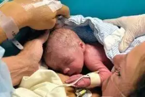 Женщина с пересаженной маткой смогла не только забеременеть, но и родить ребенка