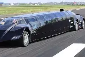 Шейхи и состоятельные туристы в ОАЭ ездят на самых дорогостоящих и креативных "маршрутках" в мире