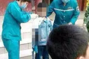 Увлекательная поездка в зоопарк закончилась трагедией: медведь откусил мальчику руку