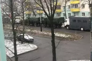 Марш волі у Білорусі: В центр Мінська силовики стягнули водомети, автозаки та броньовики