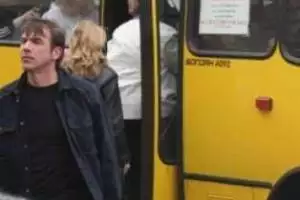 В Мариуполе водитель маршрутки оставил пассажирку на дороге с поломанной ногой