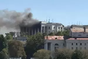 "Дымовая завеса над Южной бухтой": В Севастополе оккупанты взорвали остатки штаба ЧФ - фото