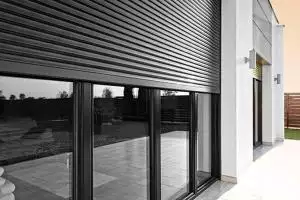 Защитные ролеты на окна: какие выбрать, как ухаживать?