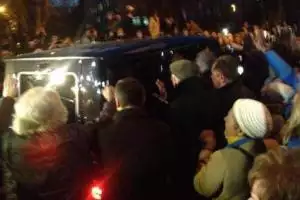 Тимошенко вывели из больницы в бронежилете