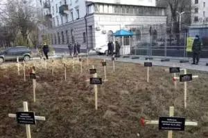 В Киеве под посольство РФ принесли кресты с именами погибших в Мариуполе