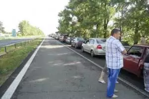 На блокпостах на выезд из Донецка скопились огромные очереди 