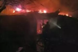 Страшный пожар в Красногоровке: от снаряда боевиков загорелся дом, в котором находились люди