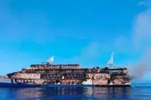 В Индонезии загорелся паром с десятками пассажиров на борту