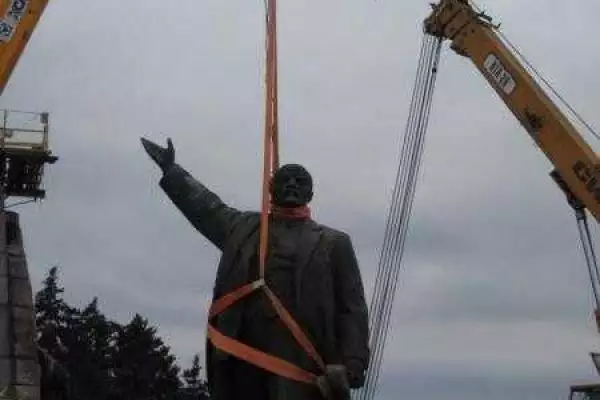 В Запорожье «павшего» советского вождя увезли в сопровождении машин ГАИ В Запорожье «павшего» советского вождя увезли в сопровождении машин ГАИ