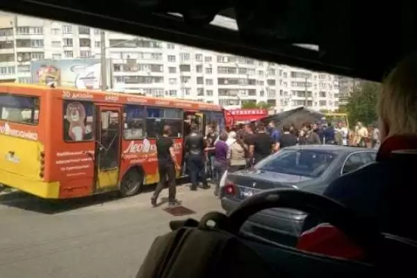 В Луцке рекламный щит упал на маршрутку с людьми